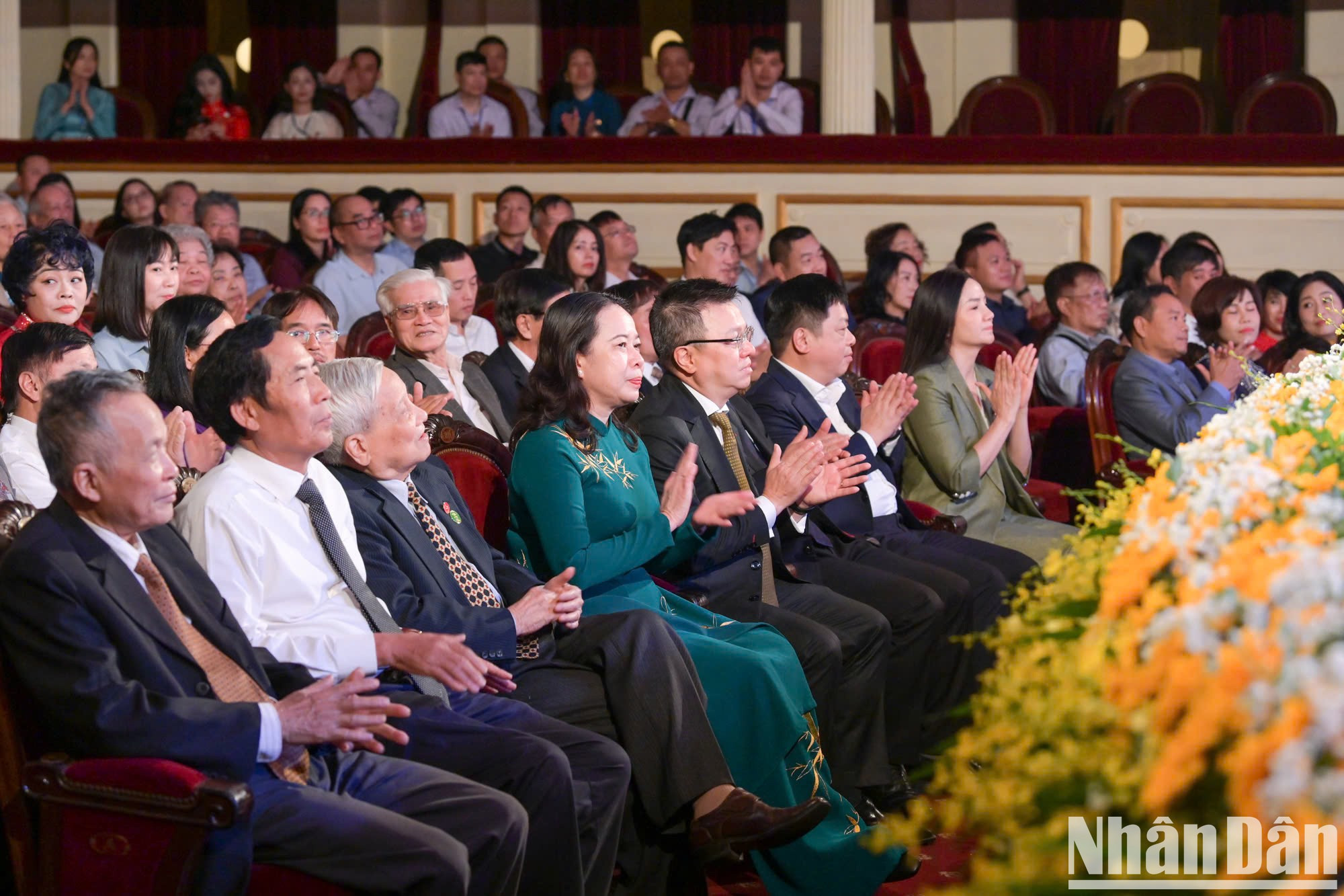 La vicepresidenta de Vietnam, Vo Thi Anh Xuan, el presidente-editor del periódico Nhan Dan, Le Quoc Minh, y asistentes a la ceremonia.