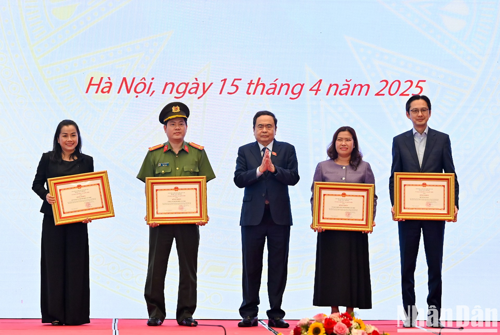 El presidente de la ANV, Tran Thanh Man, entrega los certificados de mérito del Comité Permanente de la Asamblea Nacional a los individuos.