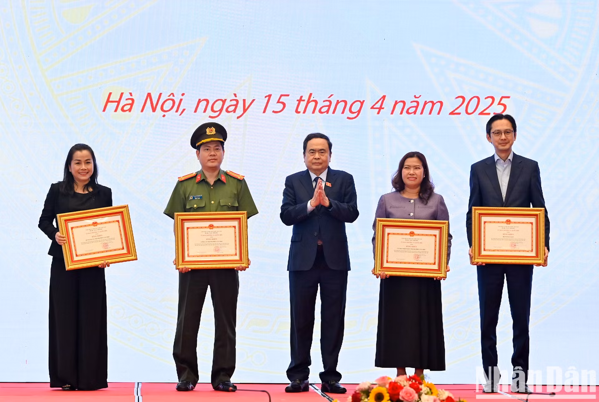 El presidente de la ANV, Tran Thanh Man, entrega los certificados de mérito del Comité Permanente de la Asamblea Nacional a los individuos.