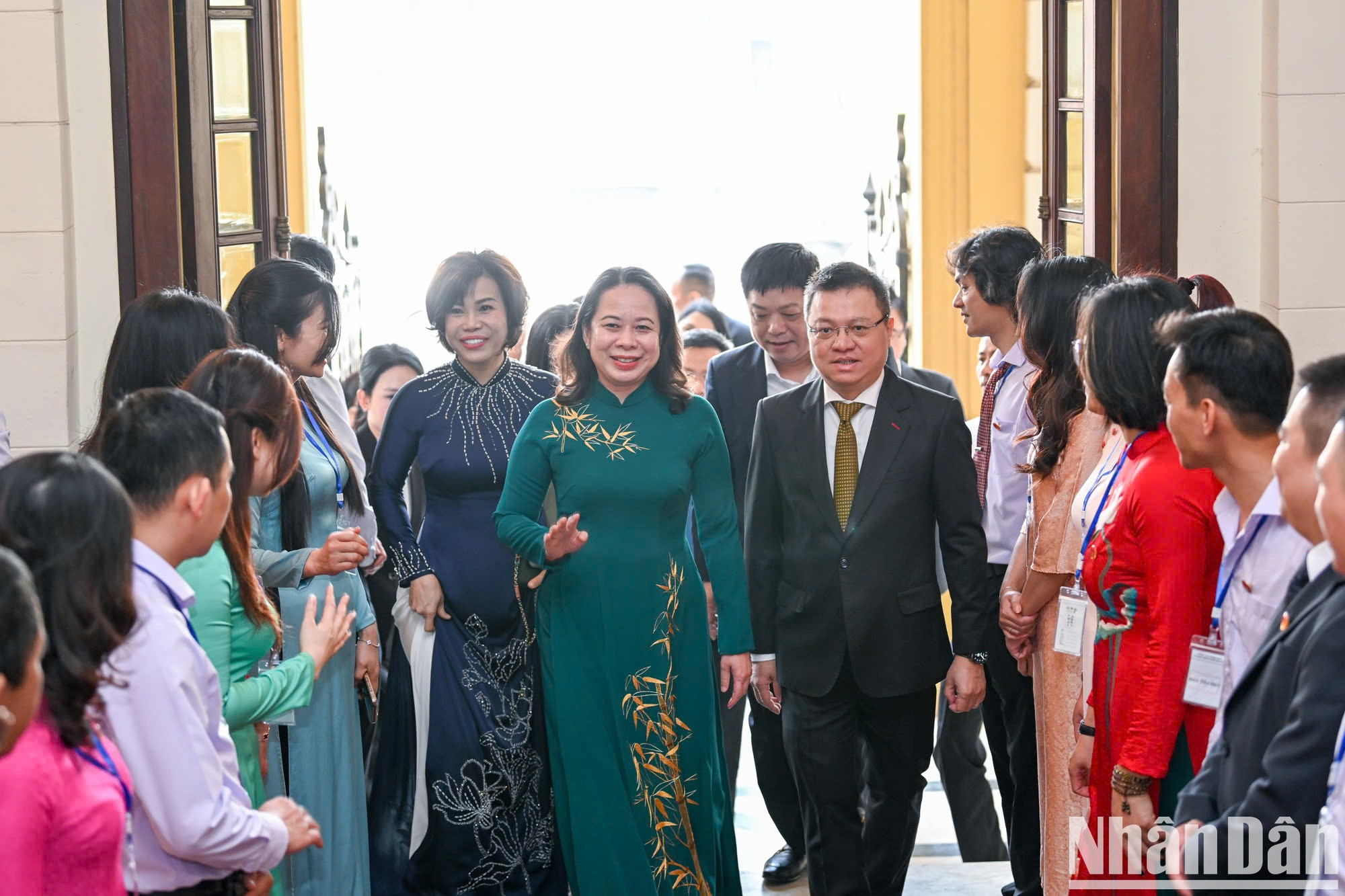 La vicepresidenta de Vietnam, Vo Thi Anh Xuan, el presidente-editor del periódico Nhan Dan, Le Quoc Minh, y asistentes a la ceremonia.