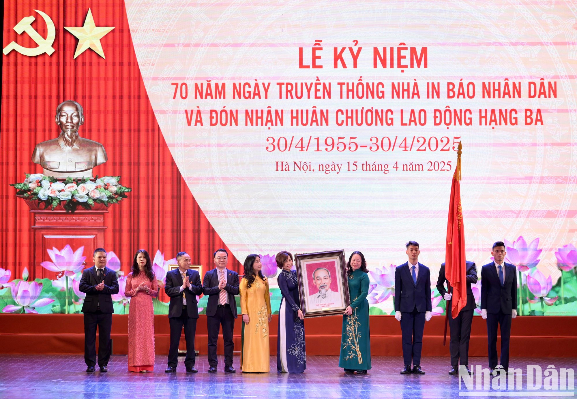 La vicepresidenta Vo Thi Anh Xuan entrega un retrato del presidente Ho Chi Minh para felicitar al personal de la empresa.