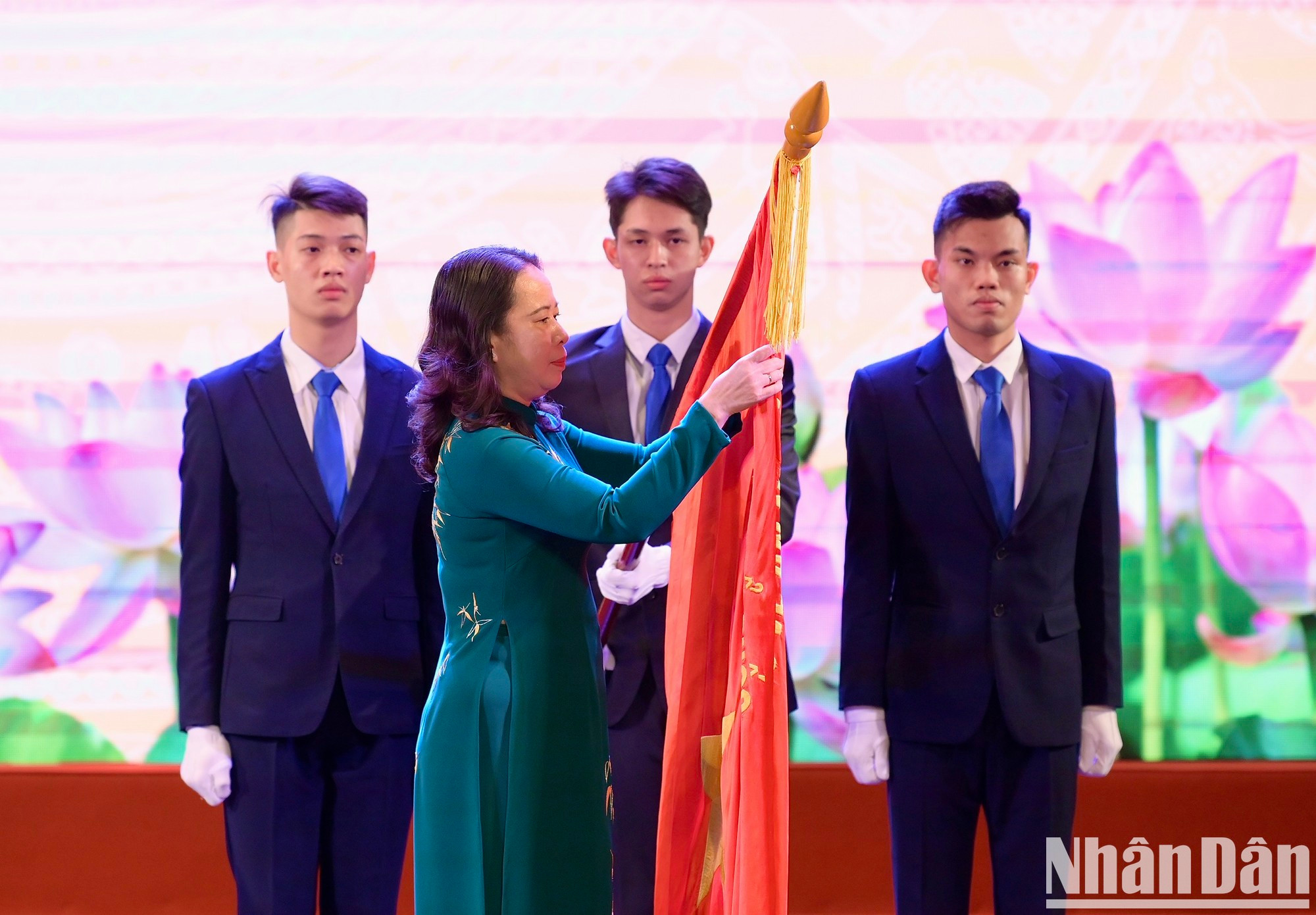 La vicepresidenta Vo Thi Anh Xuan otorga la Orden del Trabajo de Tercera Clase a la Empresa de Impresión del periódico Nhan Dan.