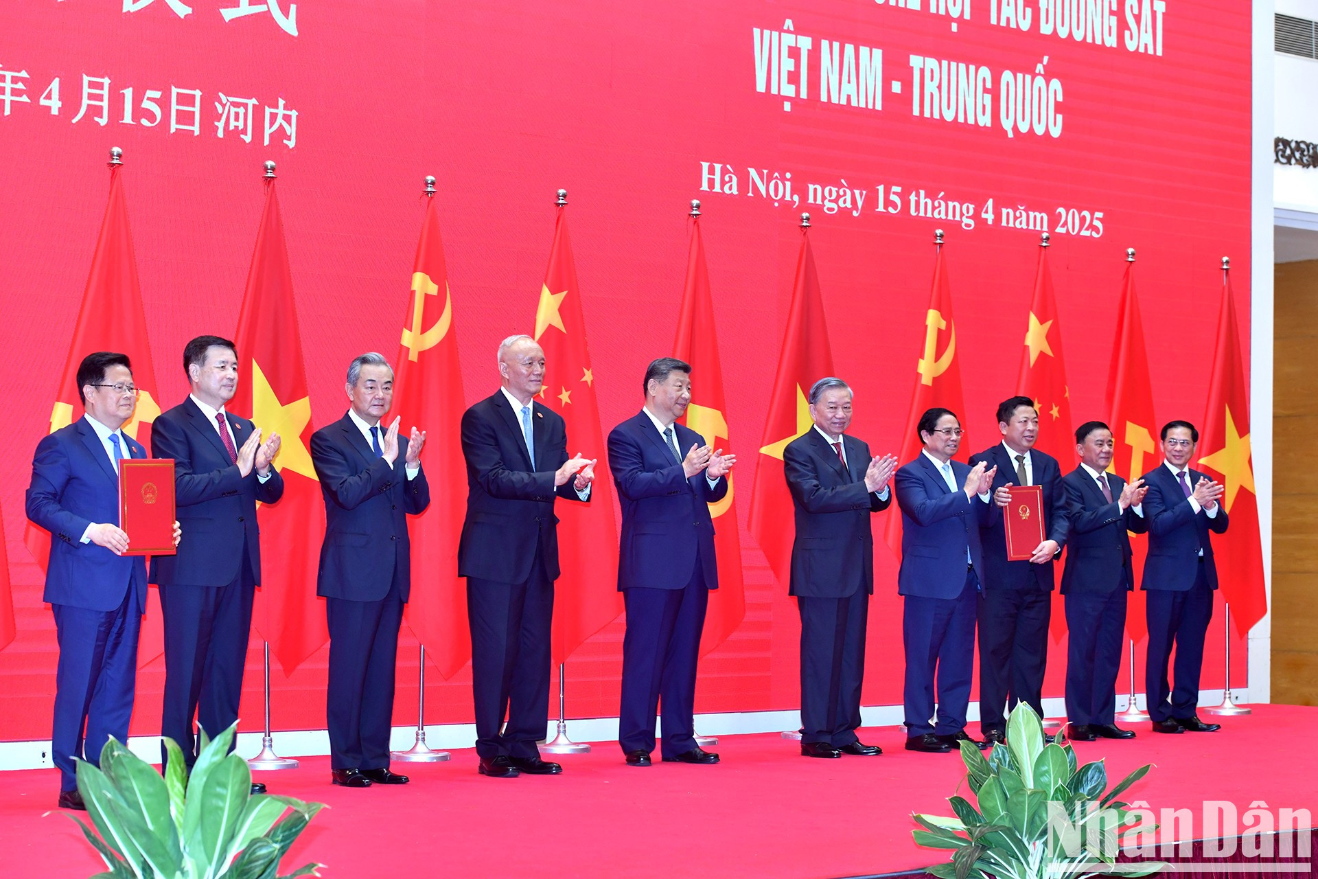Los líderes de Vietnam y China y los delegados realizan la ceremonia de lanzamiento de la Jornada Roja: Investigación y Aprendizaje Juvenil. Los líderes de Vietnam y China y los delegados realizan la ceremonia de lanzamiento de la Jornada Roja: Investigación y Aprendizaje Juvenil.