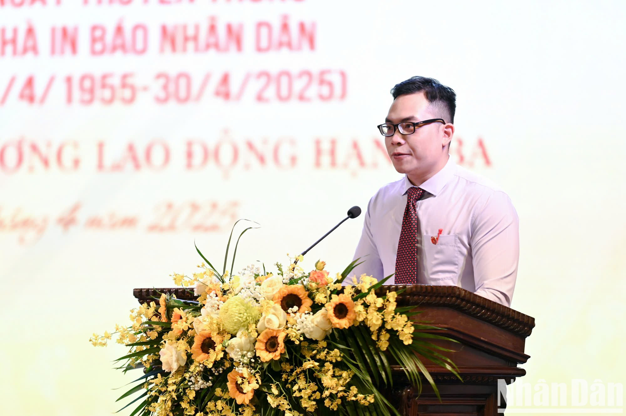 El camarada Le Quang Phuc, representante de la joven generación de la empresa, interviene en la cita.