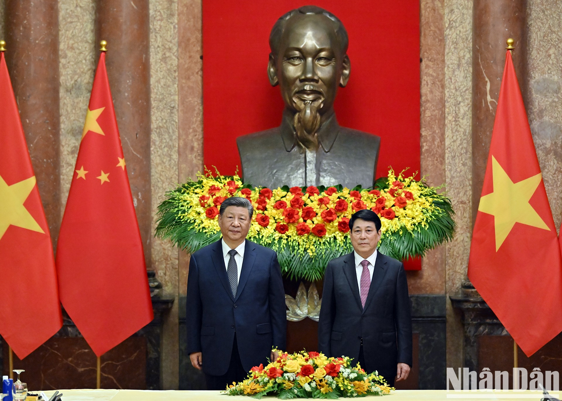 El presidente Luong Cuong y el secretario general del Partido Comunista de China y presidente de ese país, Xi Jinping, se toman una foto juntos. El presidente Luong Cuong y el secretario general del Partido Comunista de China y presidente de ese país, Xi Jinping, se toman una foto juntos.