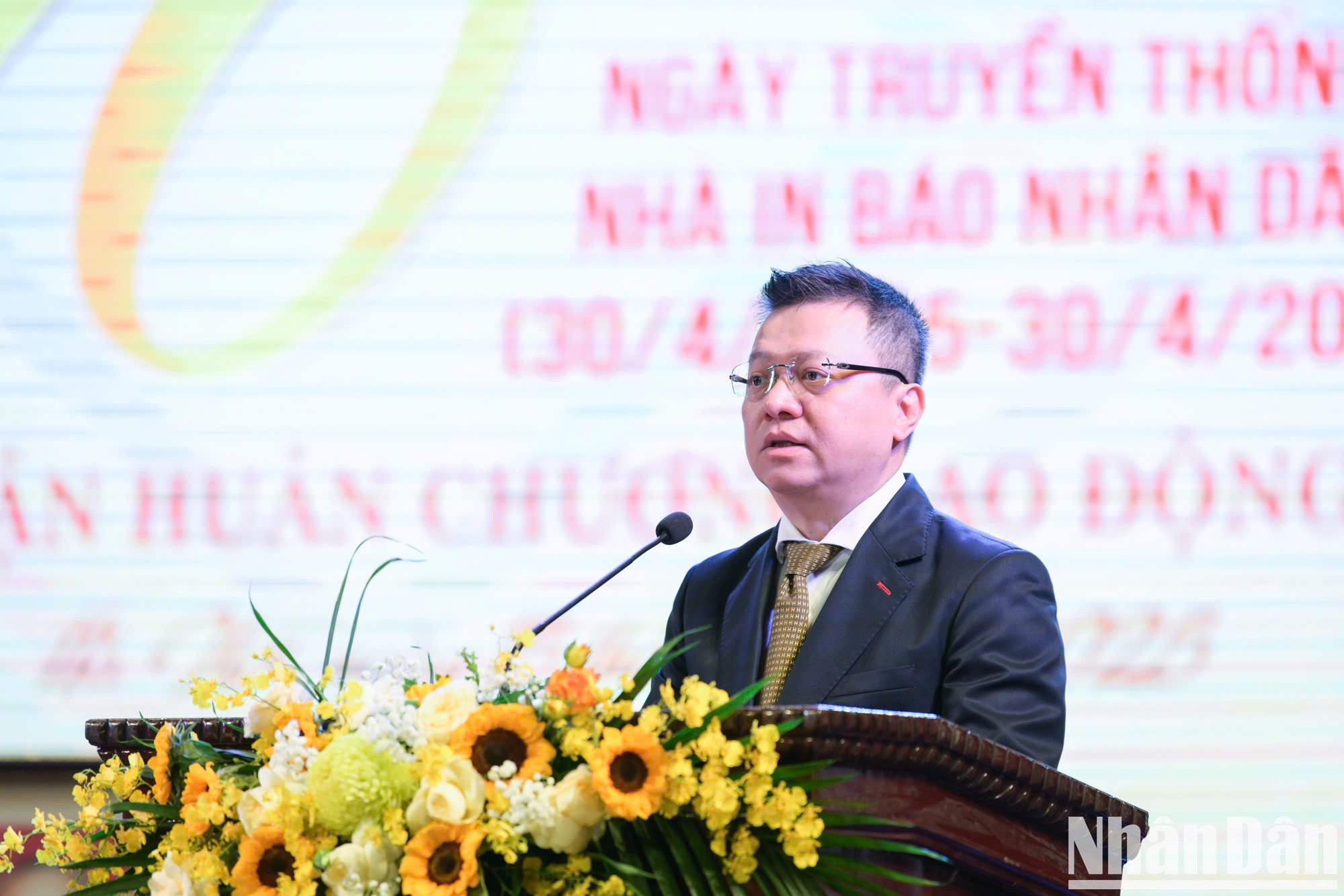 El presidente-editor de Nhan Dan, Le Quoc Minh, habla en el acto.