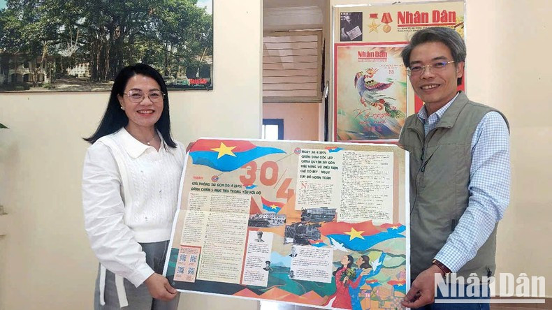 La Oficina de Representación del periódico Nhan Dan en Lam Dong entrega la publicación especial a los lectores. La Oficina de Representación del periódico Nhan Dan en Lam Dong entrega la publicación especial a los lectores.