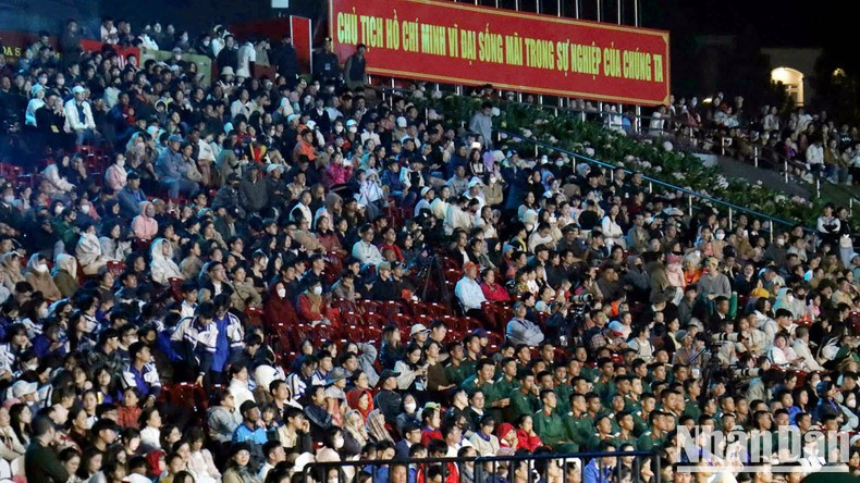 El programa artístico atrajo a numerosos residentes y turistas. El programa artístico atrajo a numerosos residentes y turistas.