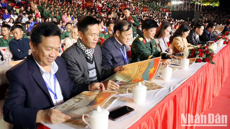 La publicación especial del periódico Nhan Dan deja una fuerte impresión en los delegados. La publicación especial del periódico Nhan Dan deja una fuerte impresión en los delegados.