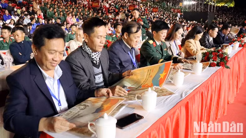 La publicación especial del periódico Nhan Dan deja una fuerte impresión en los delegados. La publicación especial del periódico Nhan Dan deja una fuerte impresión en los delegados.