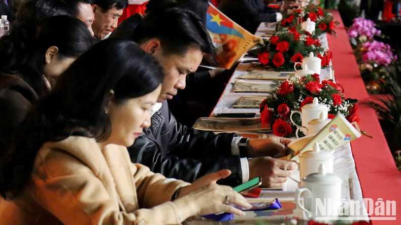 Los delegados leen con atención la publicación especial momentos antes del inicio del programa. Los delegados leen con atención la publicación especial momentos antes del inicio del programa.