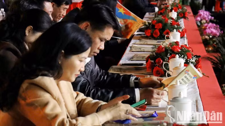 Los delegados leen con atención la publicación especial momentos antes del inicio del programa. Los delegados leen con atención la publicación especial momentos antes del inicio del programa.