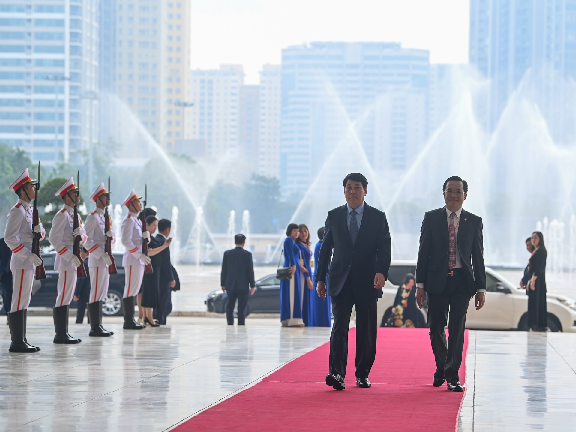 El miembro del Buró Político y permanente del PCV, Luong Cuong, asiste a la cita.