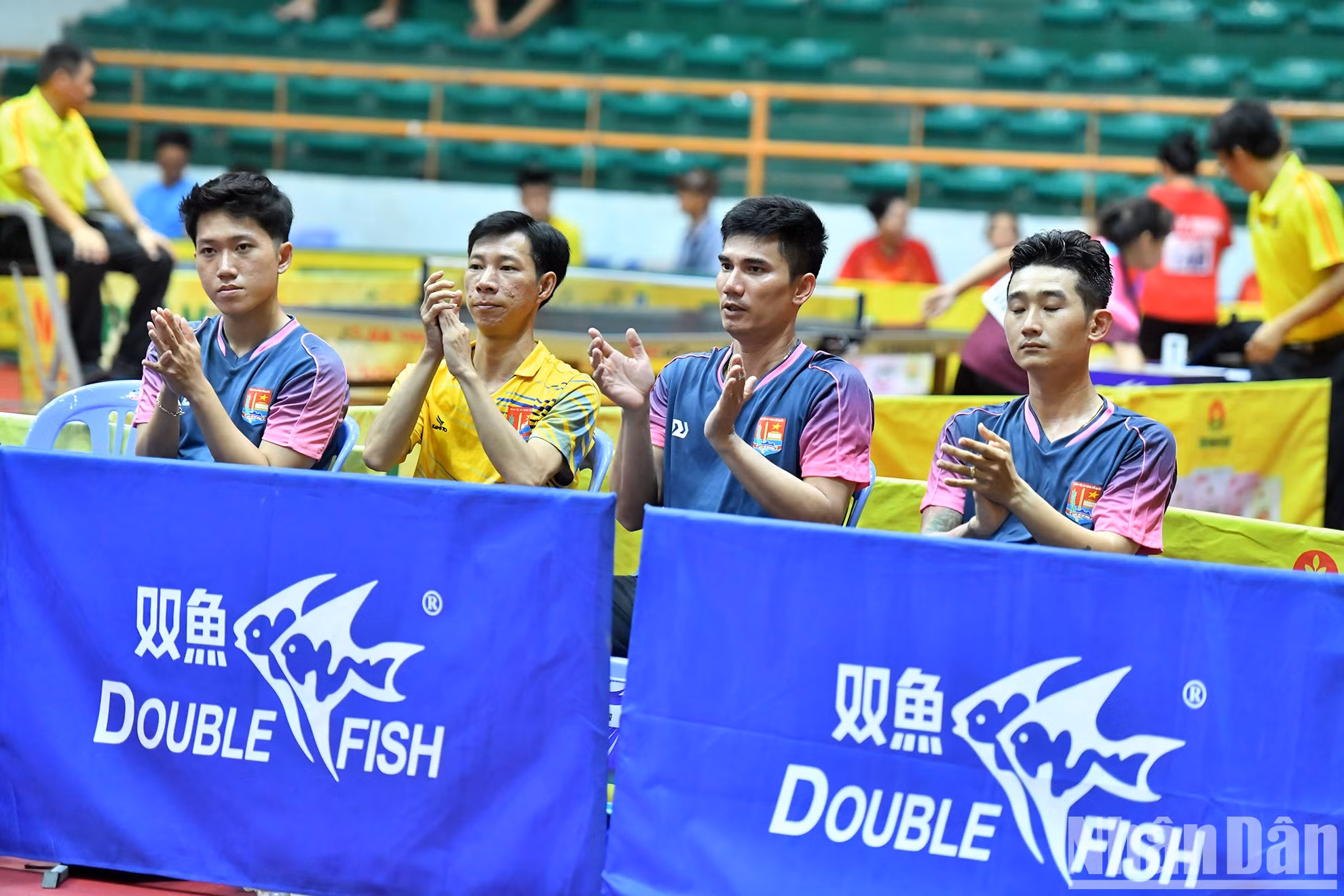 Con todo el corazón animan a su compañero para conseguir una victoria para el equipo. Con todo el corazón animan a su compañero para conseguir una victoria para el equipo.