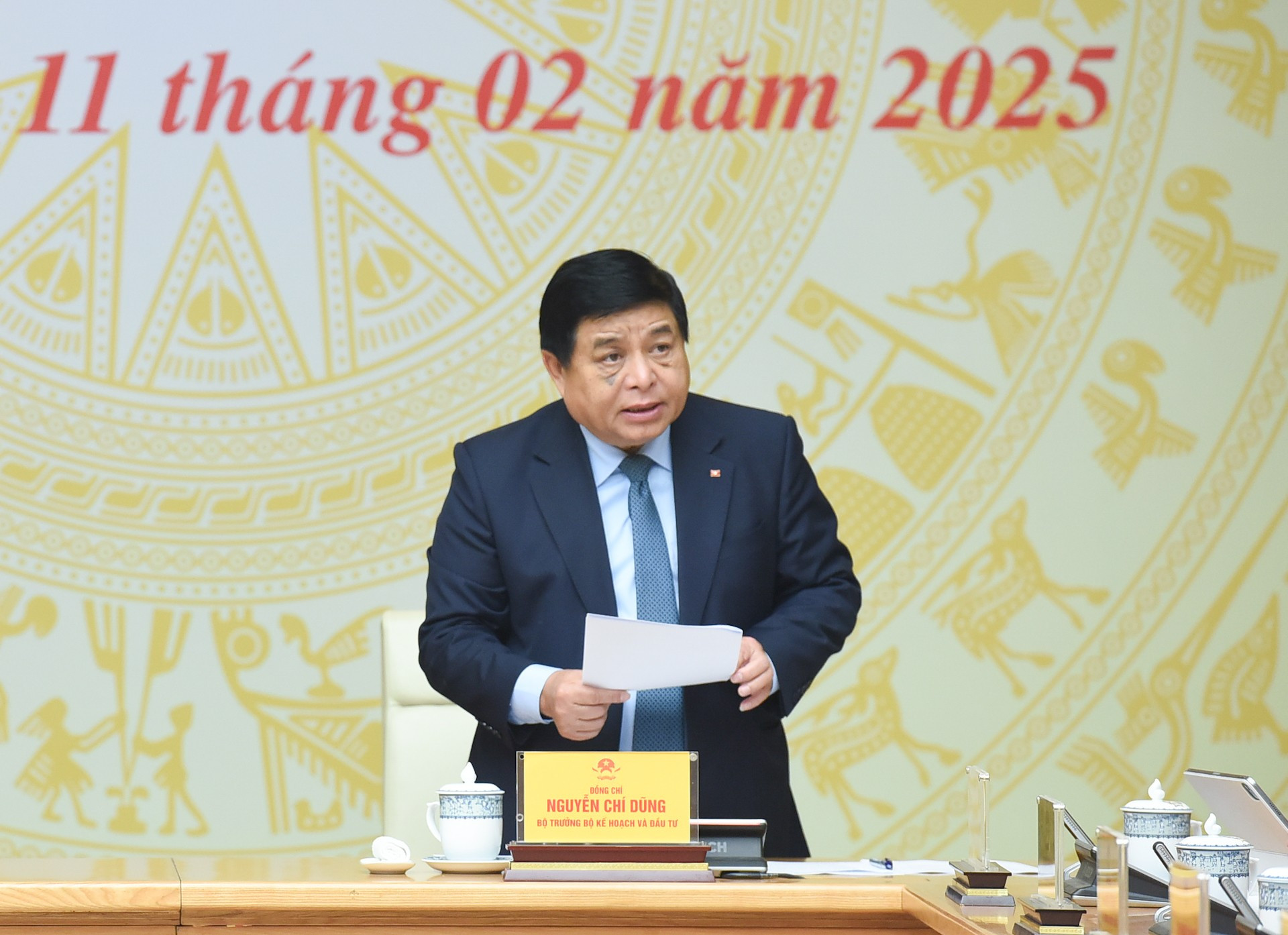 El ministro de Planificación e Inversión, Nguyen Chi Dung, presenta un informe resumido. El ministro de Planificación e Inversión, Nguyen Chi Dung, presenta un informe resumido.