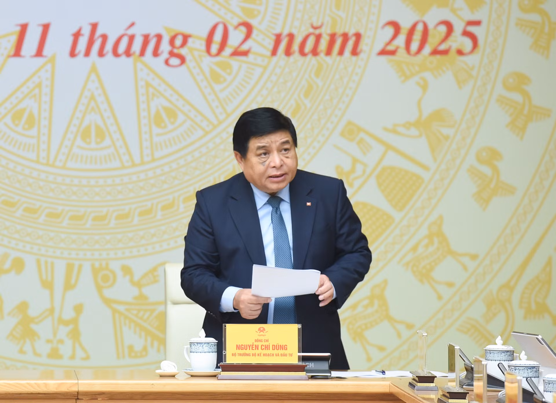 El ministro de Planificación e Inversión, Nguyen Chi Dung, presenta un informe resumido.