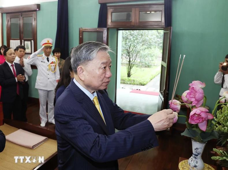 El presidente To Lam ofreció inciensos en homenaje al presidente Ho Chi Minh en la Casa 67 dentro del complejo del Palacio Presidencial. El presidente To Lam ofreció inciensos en homenaje al presidente Ho Chi Minh en la Casa 67 dentro del complejo del Palacio Presidencial.