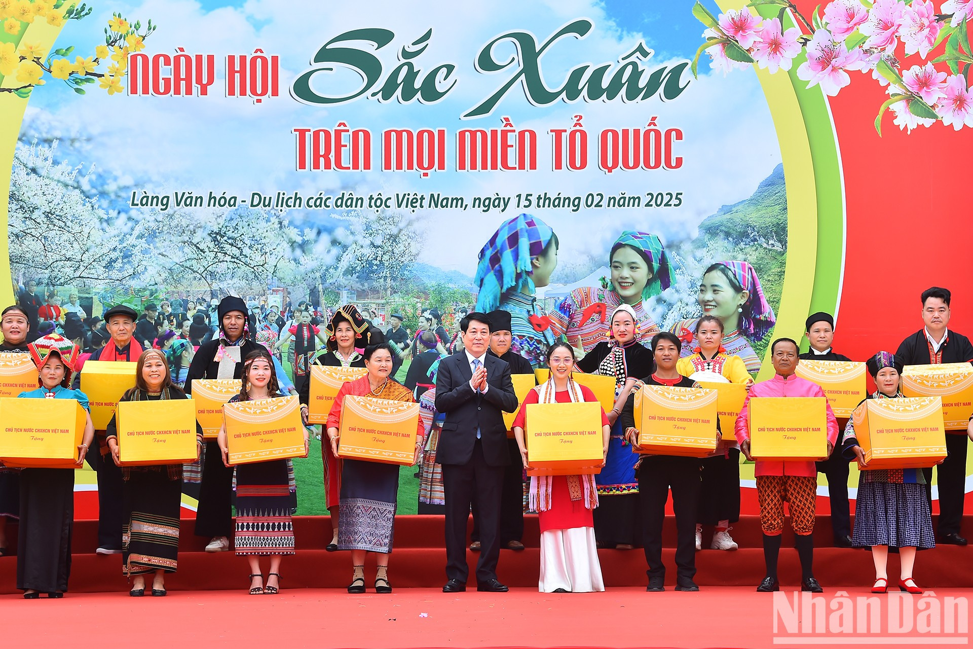 El presidente Luong Cuong entrega regalos a los representantes de los grupos étnicos en el festival.