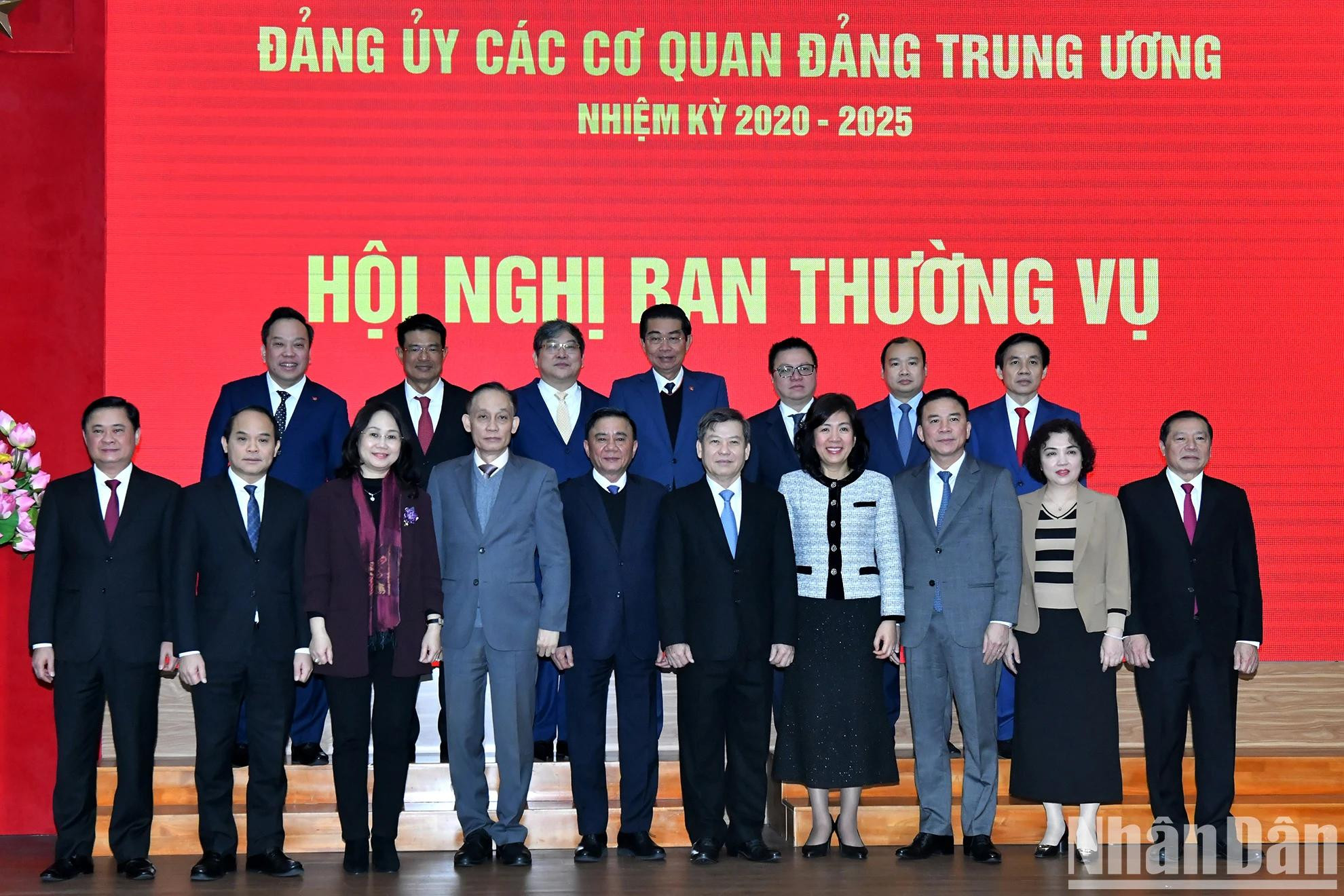 Tran Cam Tu, miembro del Buró Político, miembro ejecutivo del Secretariado y secretario del Comité partidista de los órganos del Comité Central del PCV, y los miembros del Buró Ejecutivo de esta instancia partidista.