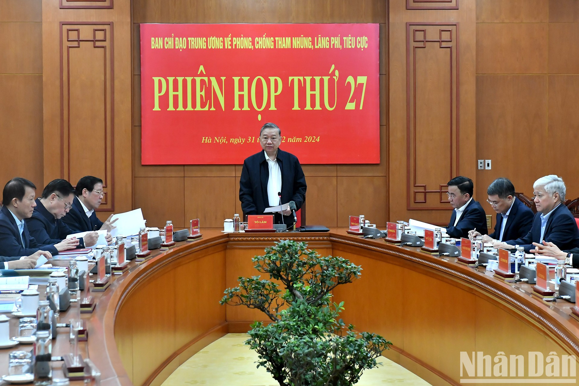 El máximo dirigente partidista preside la reunión. El máximo dirigente partidista preside la reunión.