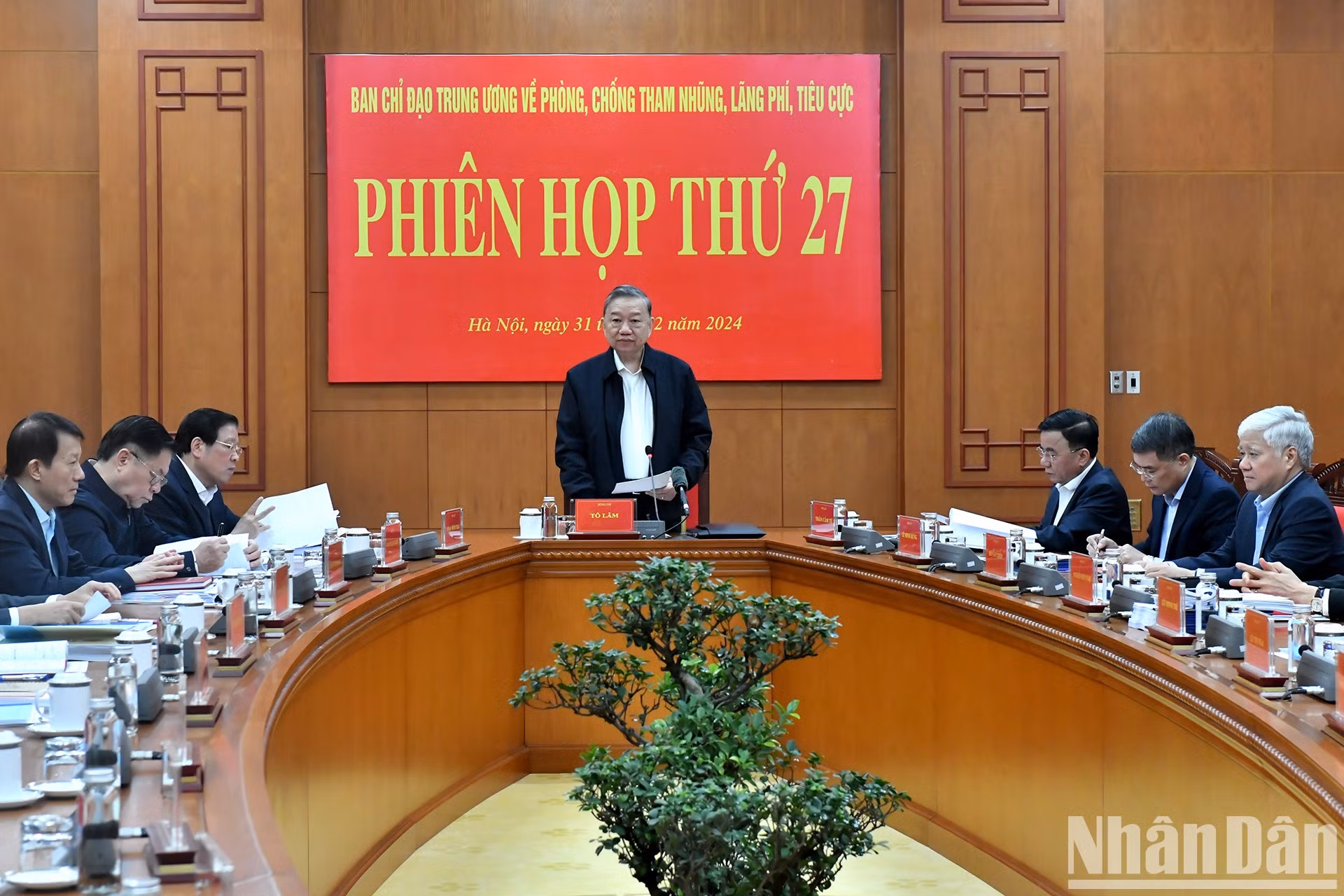 El máximo dirigente partidista preside la reunión. El máximo dirigente partidista preside la reunión.