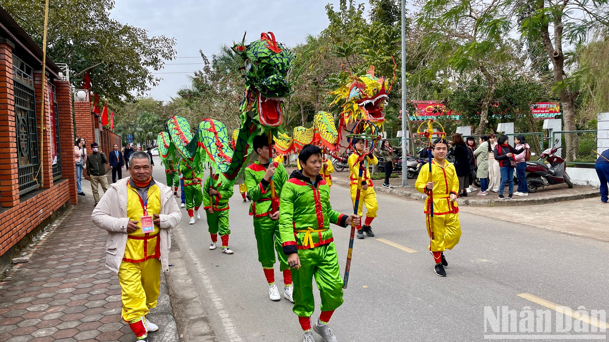 En el marco del evento se difunden los patrimonios culturales intangibles de la localidad como el arte de títeres de agua, el canto Xam (conocido como el canto de los mendigos), el Chau van (un ritual importante en el culto a la Diosa Madre), el Ca tru (canto ceremonial), el arte marcial y una competencia de ajedrez local denominada Boi. En el marco del evento se difunden los patrimonios culturales intangibles de la localidad como el arte de títeres de agua, el canto Xam (conocido como el canto de los mendigos), el Chau van (un ritual importante en el culto a la Diosa Madre), el Ca tru (canto ceremonial), el arte marcial y una competencia de ajedrez local denominada Boi.