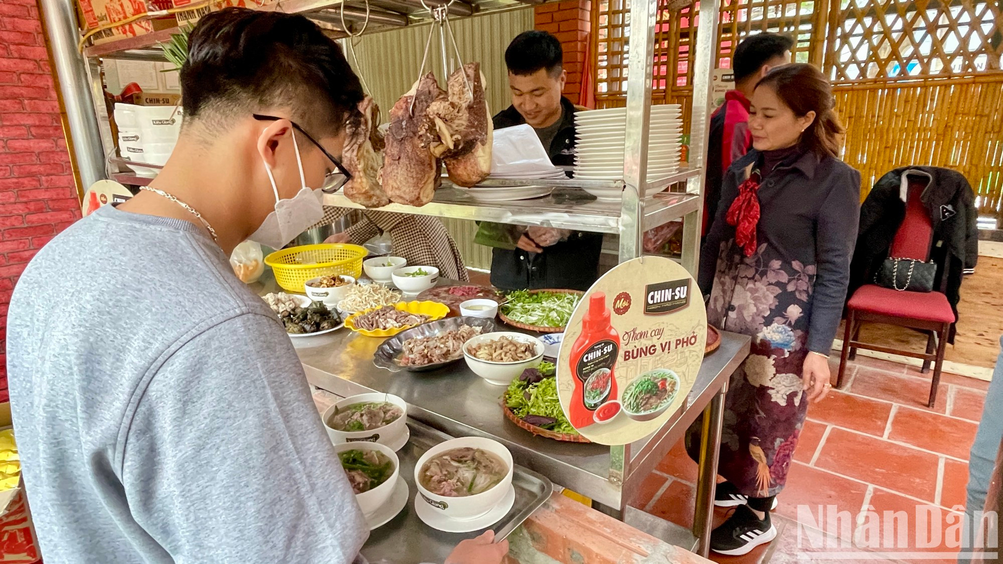 Los visitantes tienen oportunidad de deleitarse con los mejores platos de Nam Dinh como el Pho preparado según la antigua receta de la localidad, las albóndigas fritas y los turrones de maní de Siu Chau, entre otras especialidades. Los visitantes tienen oportunidad de deleitarse con los mejores platos de Nam Dinh como el Pho preparado según la antigua receta de la localidad, las albóndigas fritas y los turrones de maní de Siu Chau, entre otras especialidades.