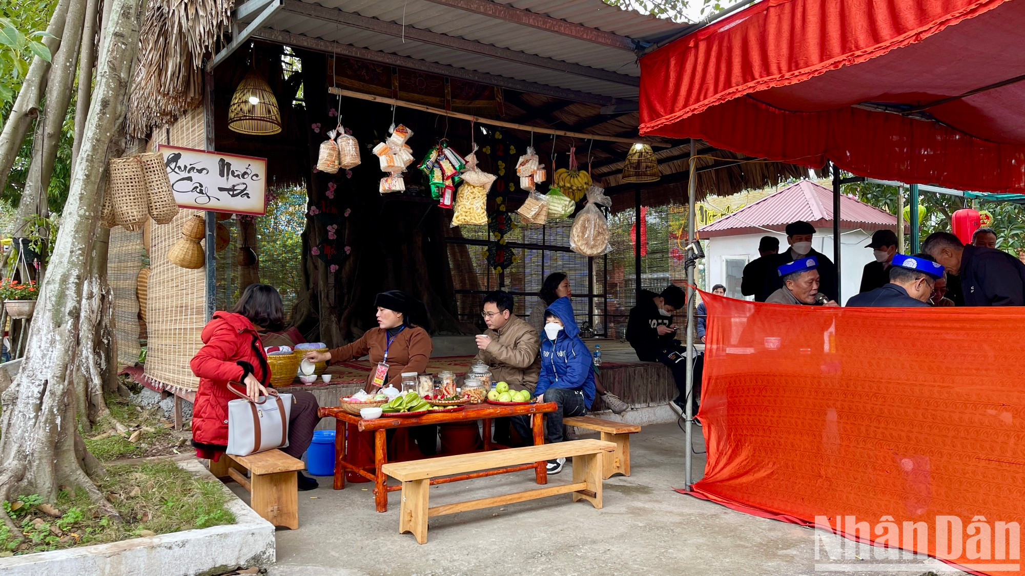 Después de un período de pausa debido a los impactos de Covid-19, el mercado primaveral “Un vistazo a la ciudad de Nam Dinh” fue reabierto para saludar al Nuevo Año Lunar del Gato 2023. El evento presenta al público los patrimonios culturales y culinarios de Nam Dinh con motivo del Tet (Año Nuevo Lunar), contribuyendo a promover la cultura y el turismo de este norteño territorio vietnamita. Después de un período de pausa debido a los impactos de Covid-19, el mercado primaveral “Un vistazo a la ciudad de Nam Dinh” fue reabierto para saludar al Nuevo Año Lunar del Gato 2023. El evento presenta al público los patrimonios culturales y culinarios de Nam Dinh con motivo del Tet (Año Nuevo Lunar), contribuyendo a promover la cultura y el turismo de este norteño territorio vietnamita.