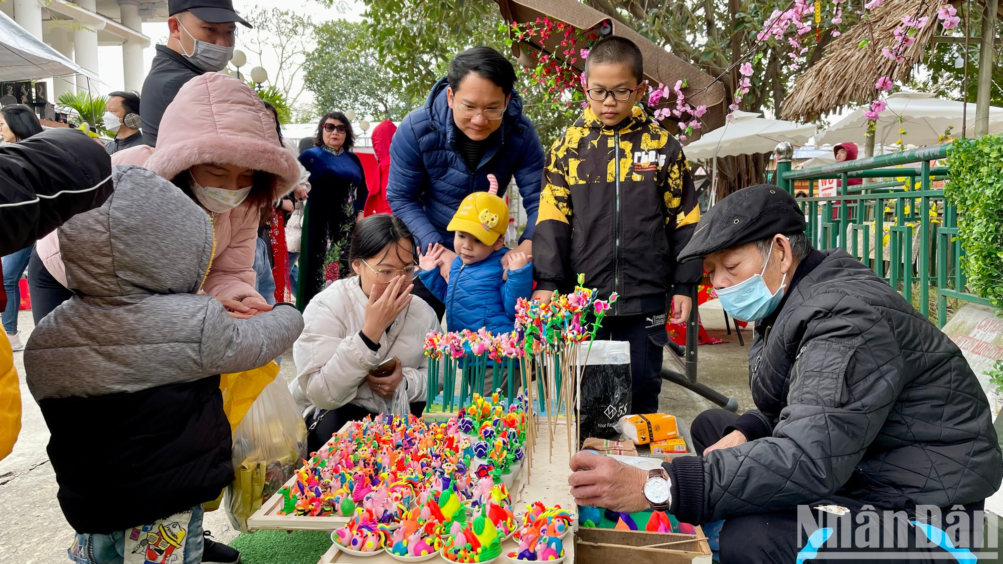 Niños entusiasmados por el To he, un juguete tradicional hecho de harina de arroz, azúcar y colorante. Niños entusiasmados por el To he, un juguete tradicional hecho de harina de arroz, azúcar y colorante.