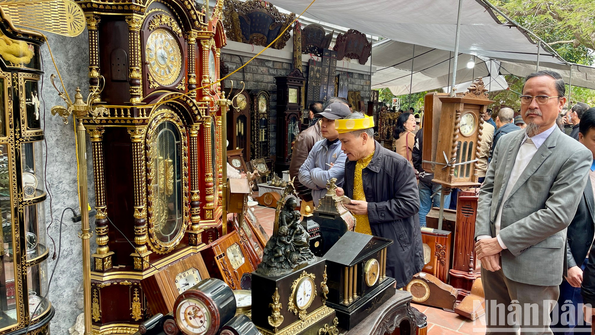 El área de exhibición de antigüedades atrae a numerosos visitantes de dentro y fuera de Nam Dinh. El área de exhibición de antigüedades atrae a numerosos visitantes de dentro y fuera de Nam Dinh.