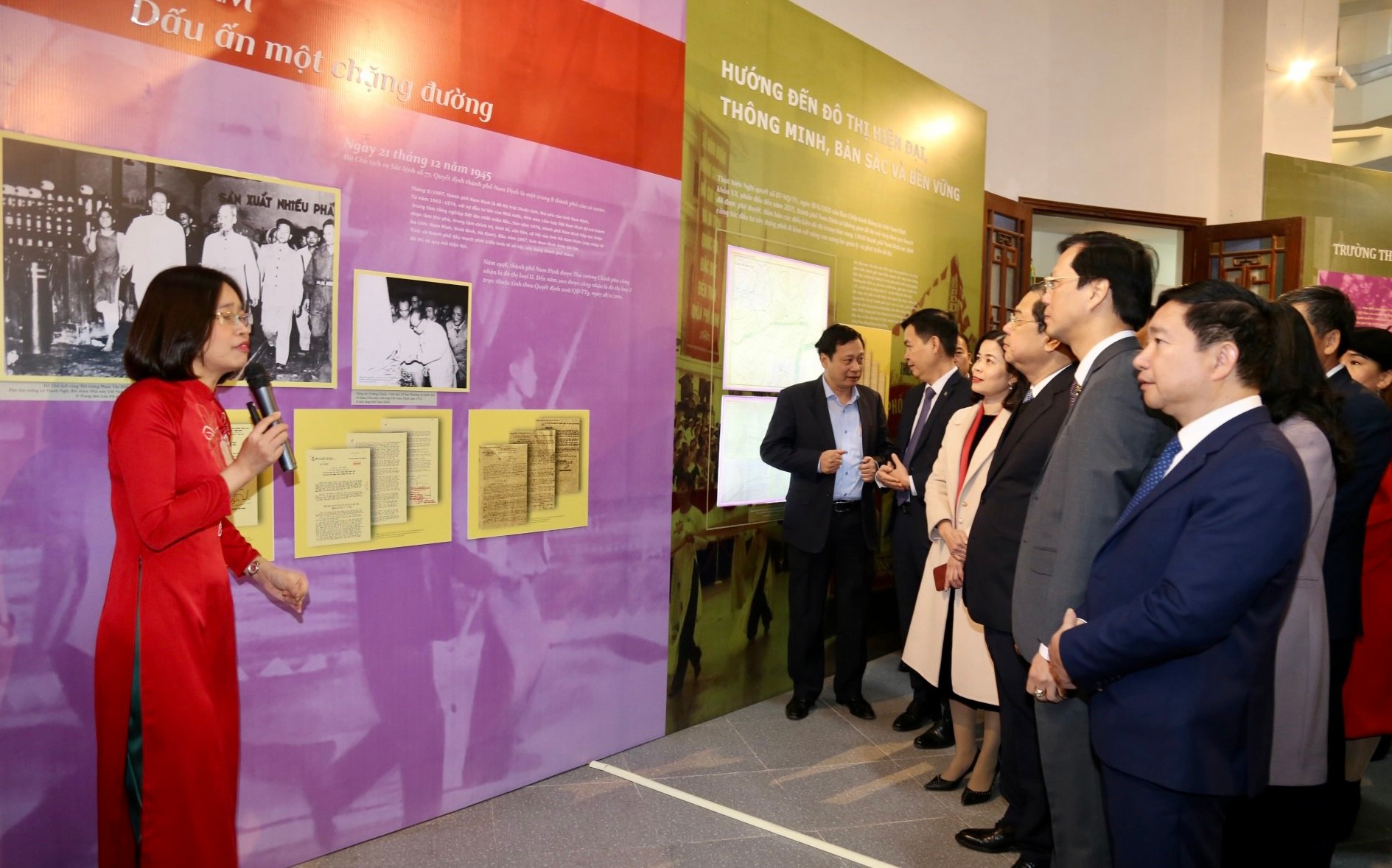 Con muchos paneles, gráficos y maquetas cuidadosamente preparados, la exposición temática "Ciudad de Nam Dinh, de la tradición a la modernidad", ofrece al público valiosos documentos sobre los hitos brillantes de la historia de 800 años de fundación y desarrollo de Nam Dinh, así como su imagen como un territorio moderno, avanzado y rico en identidad cultural. Con muchos paneles, gráficos y maquetas cuidadosamente preparados, la exposición temática "Ciudad de Nam Dinh, de la tradición a la modernidad", ofrece al público valiosos documentos sobre los hitos brillantes de la historia de 800 años de fundación y desarrollo de Nam Dinh, así como su imagen como un territorio moderno, avanzado y rico en identidad cultural.