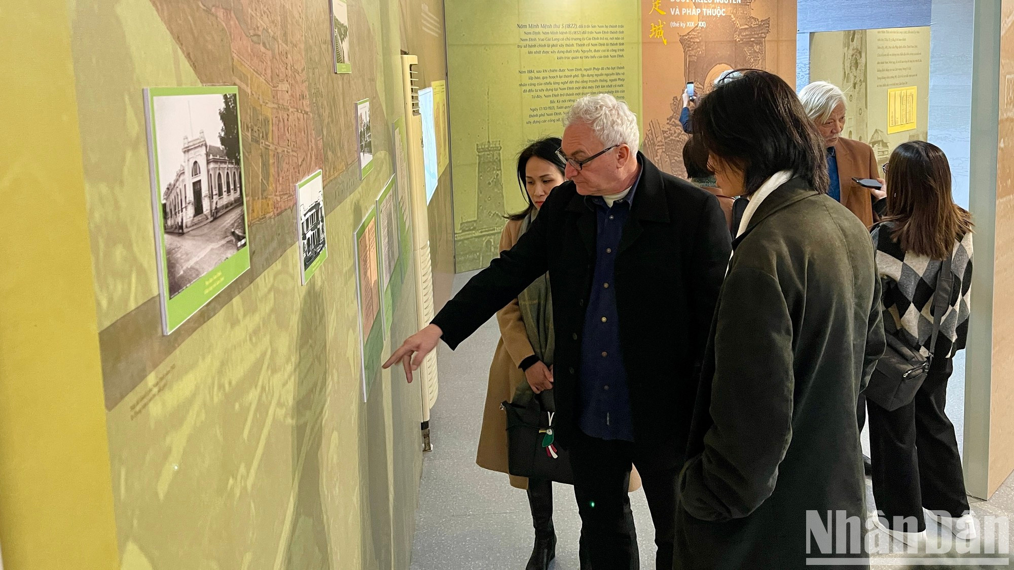 Turistas extranjeros en la exposición. Turistas extranjeros en la exposición.