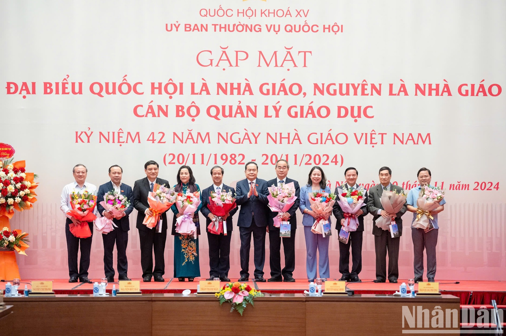 El presidente de la AN, Tran Thanh Man, entrega flores y felicita a los profesores. El presidente de la AN, Tran Thanh Man, entrega flores y felicita a los profesores.