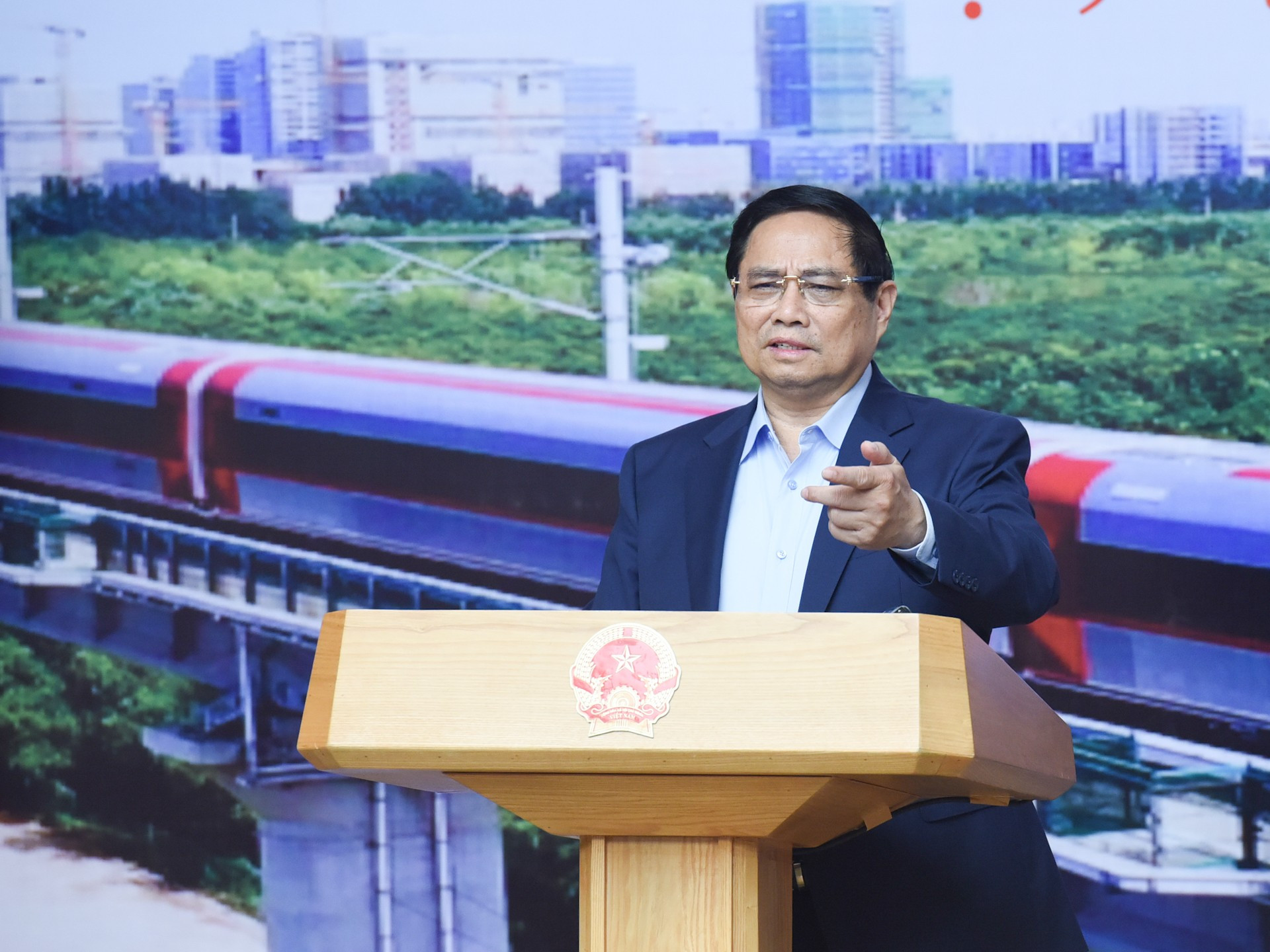 El primer ministro Pham Minh Chinh preside la reunión.