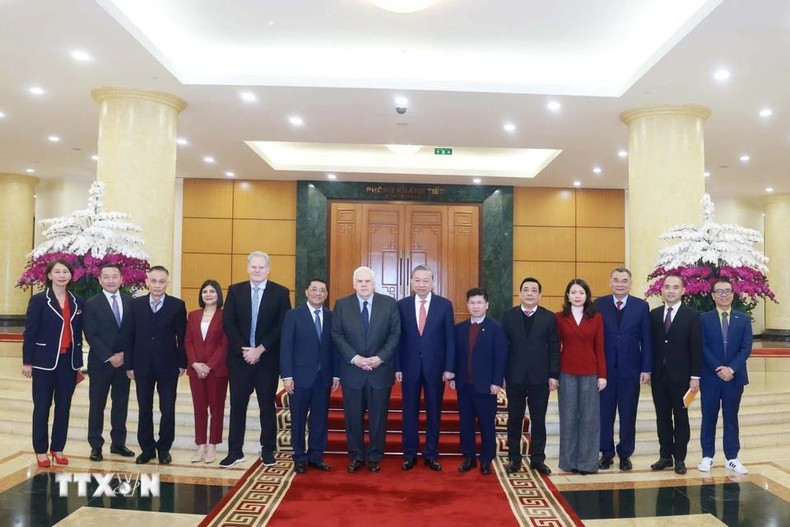 El secretario general del PCV, To Lam, recibe al Frederick W. Smith, fundador y presidente ejecutivo de la corporación estadounidense FedEx.