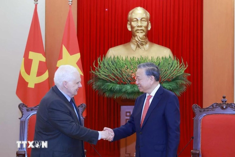 El secretario general del PCV, To Lam, recibe al Frederick W. Smith, fundador y presidente ejecutivo de la corporación estadounidense FedEx.