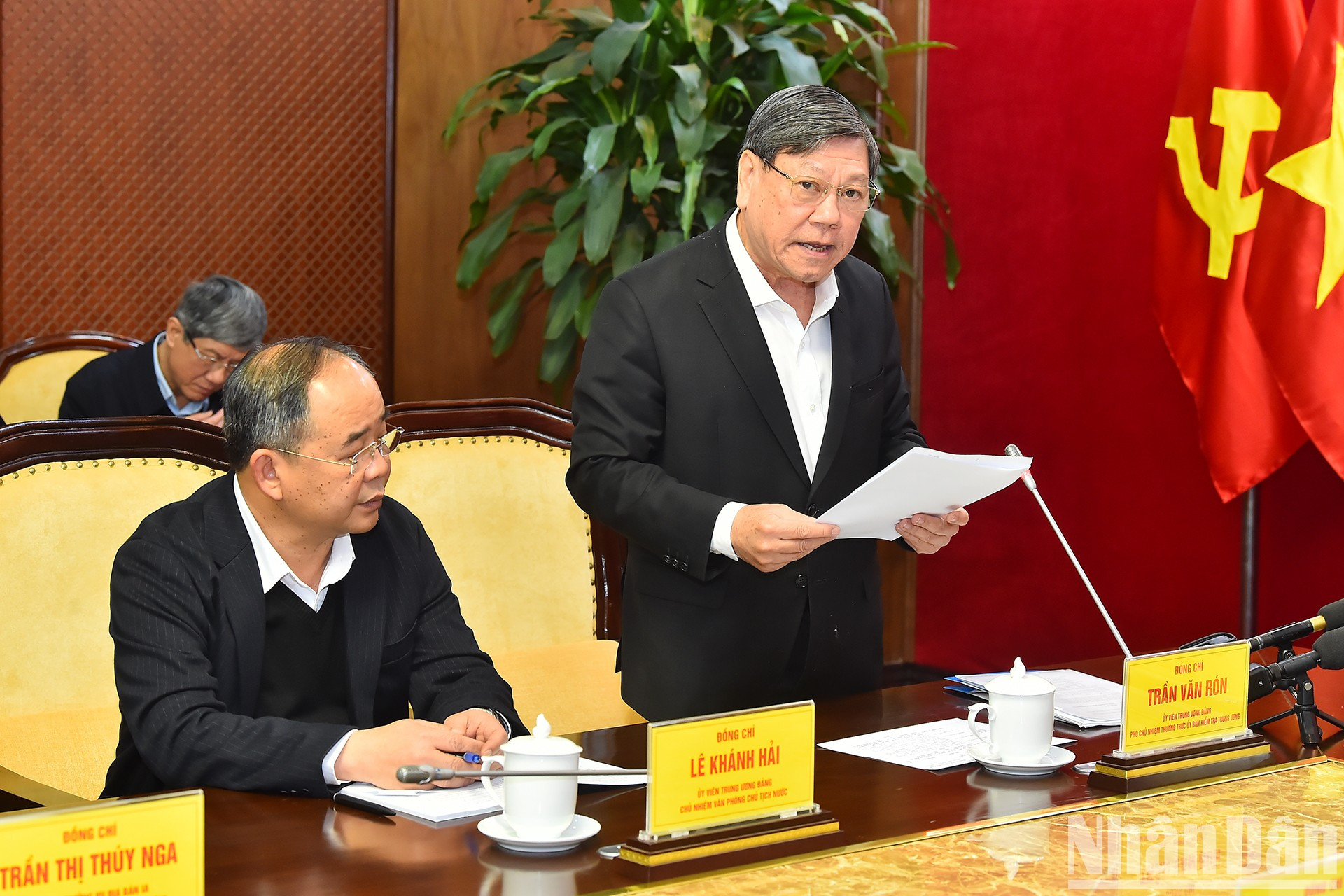 Tran Van Ron, miembro del Comité Central del PCV, subjefe ejecutivo de la Comisión de Control Disciplinario del Comité Central del PCV, anuncia la decisión. Tran Van Ron, miembro del Comité Central del PCV, subjefe ejecutivo de la Comisión de Control Disciplinario del Comité Central del PCV, anuncia la decisión.