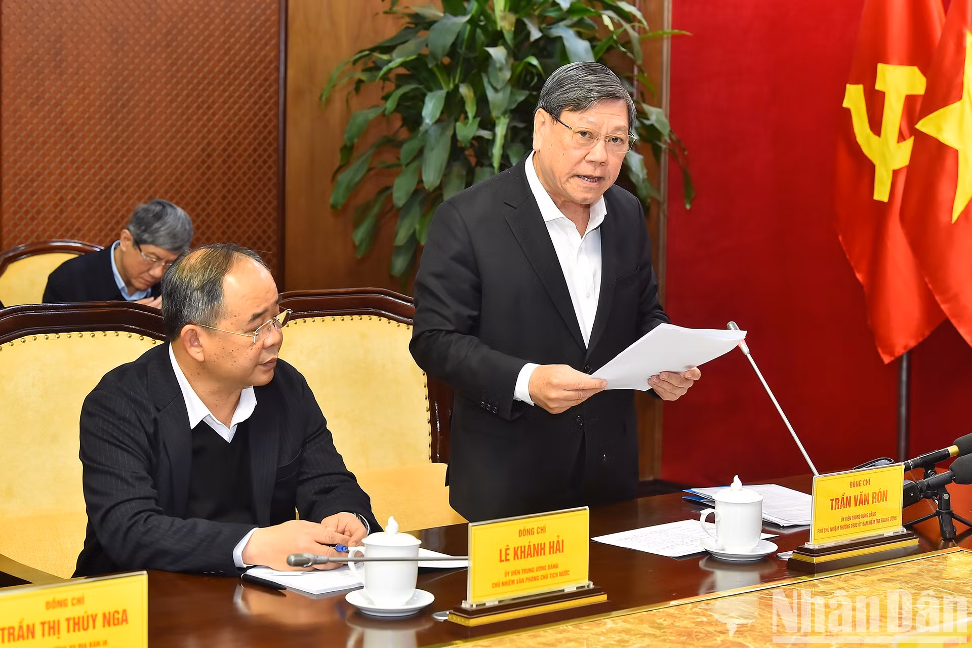 Tran Van Ron, miembro del Comité Central del PCV, subjefe ejecutivo de la Comisión de Control Disciplinario del Comité Central del PCV, anuncia la decisión.