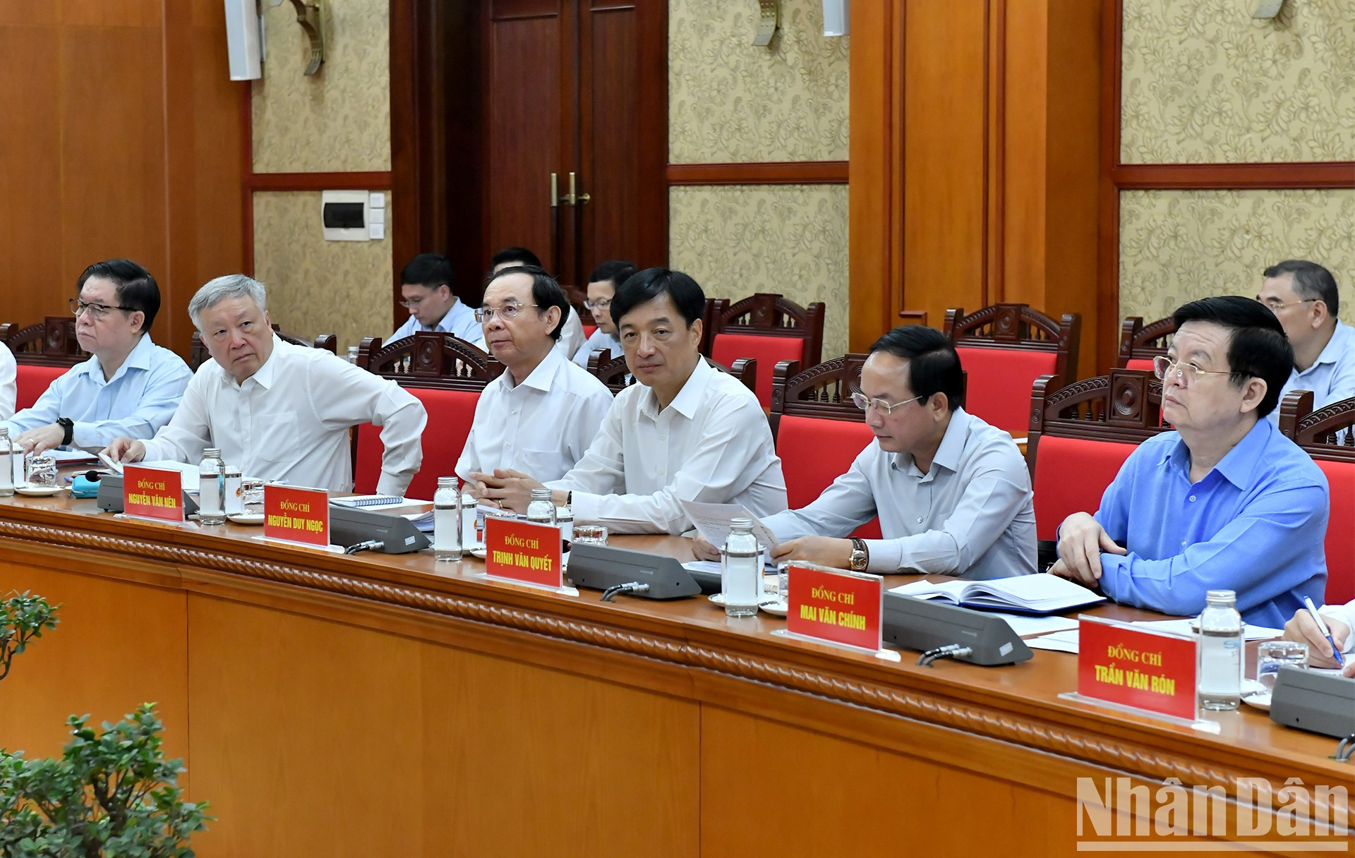 Miembros de la Comisión Directiva en la reunión.