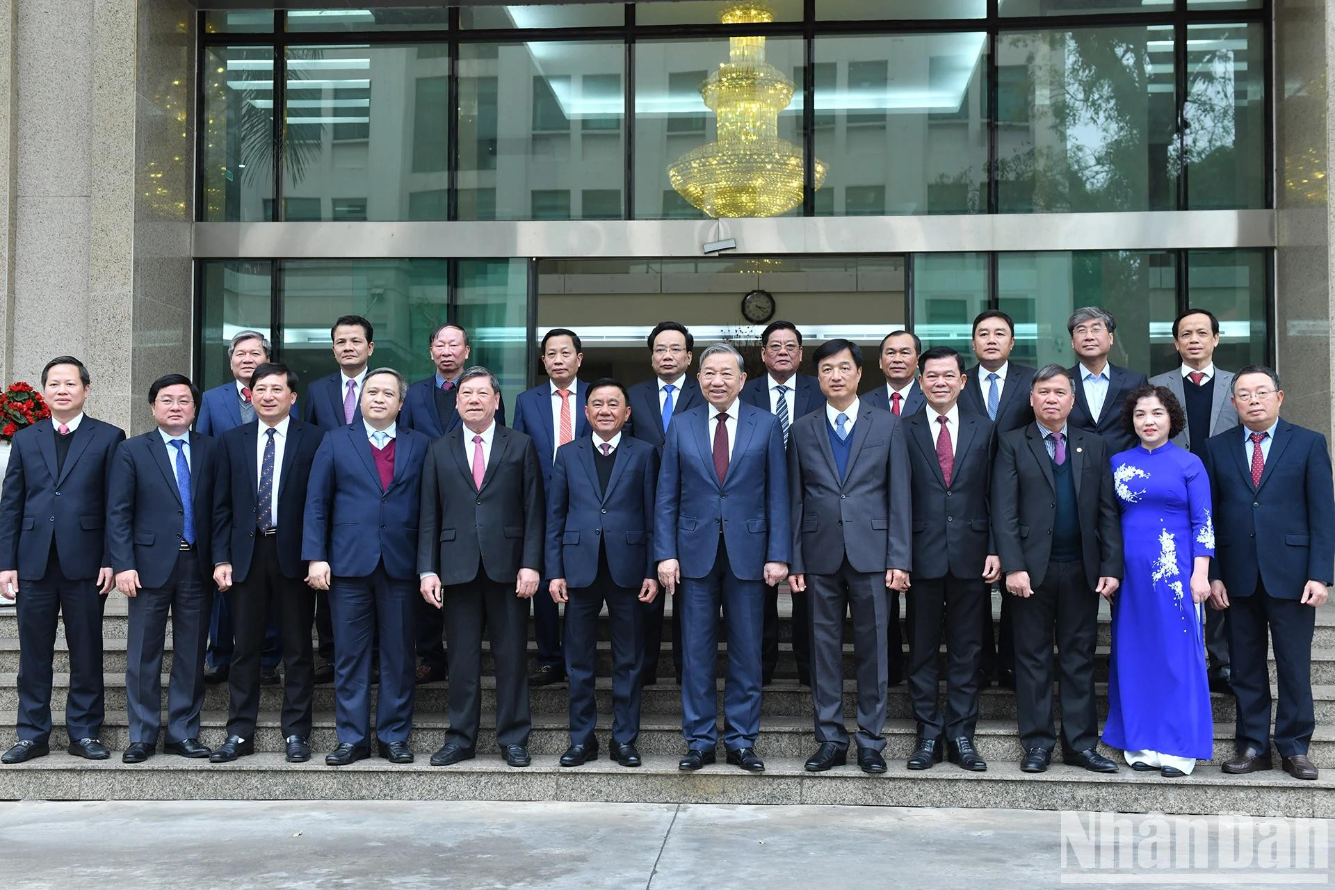 El líder partidista y los delegados.