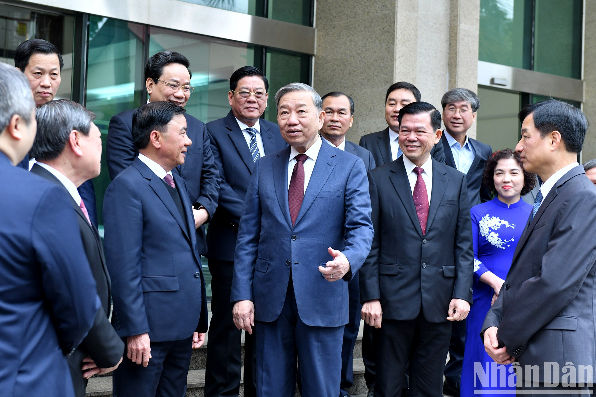 El líder partidista y los delegados.