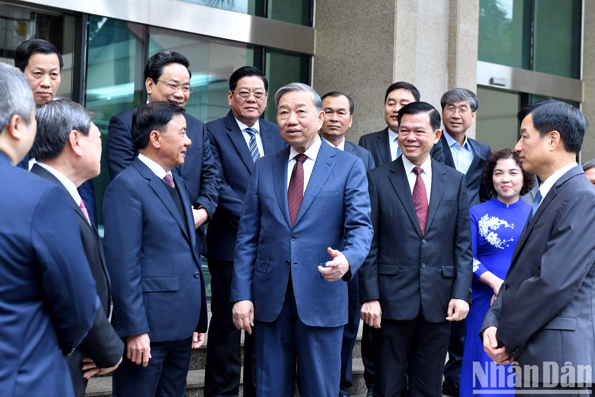 El líder partidista y los delegados.