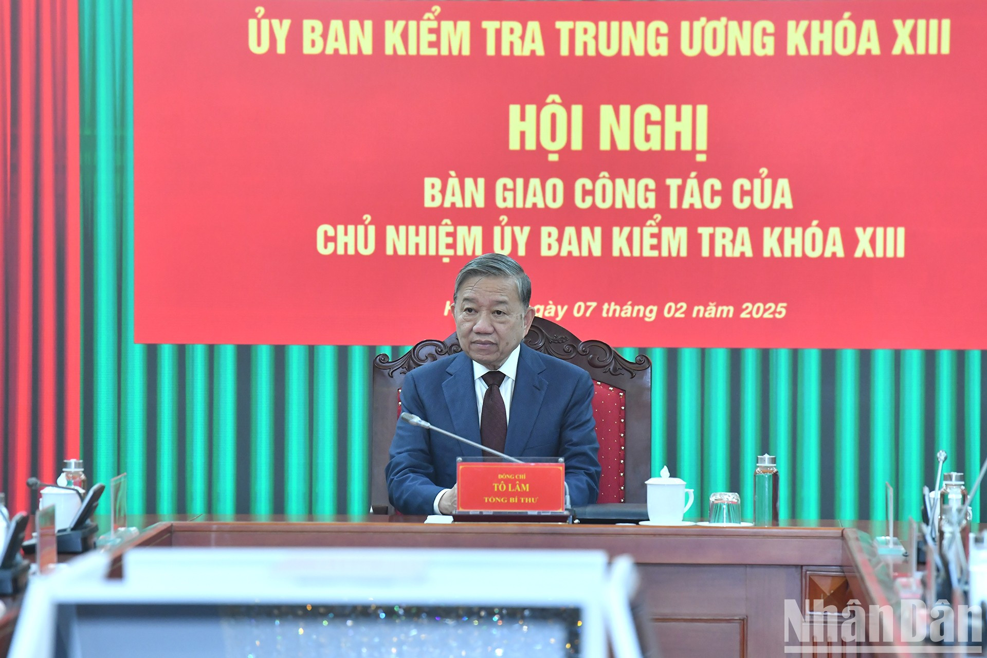 El secretario general del PCV, To Lam, preside la reunión.