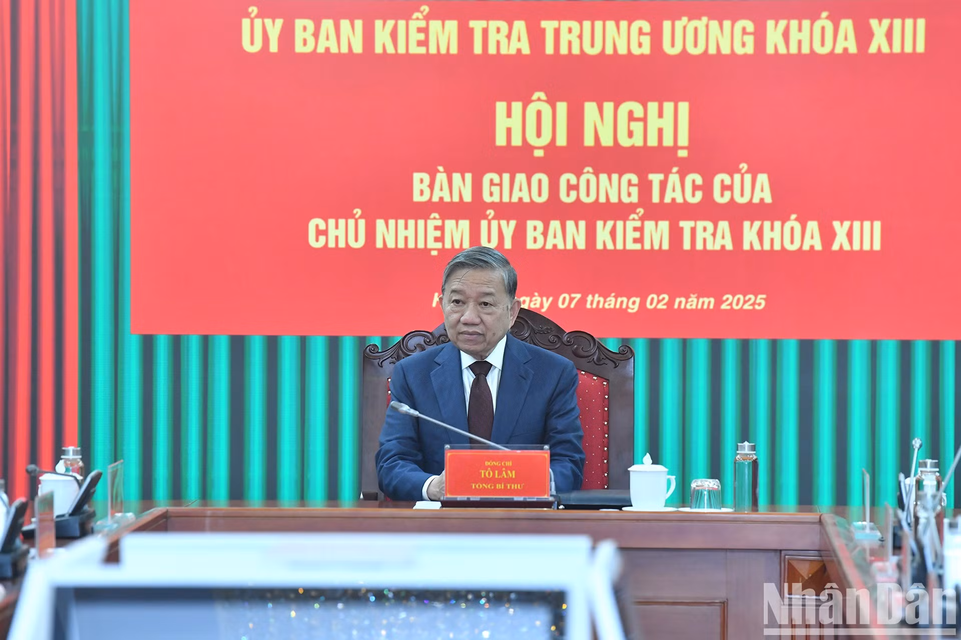 El secretario general del PCV, To Lam, preside la reunión.