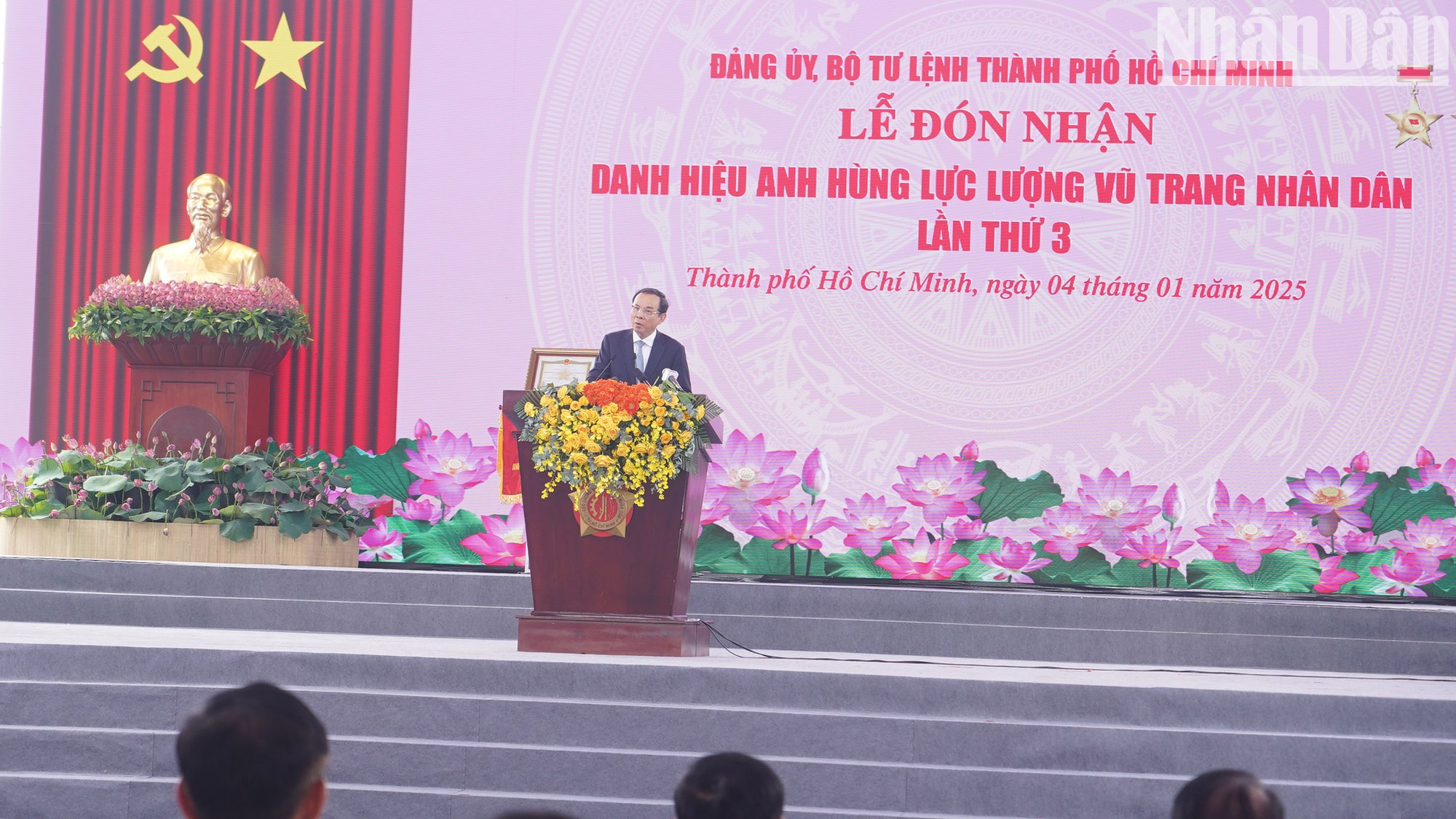 El secretario del Comité del Partido Comunista de Vietnam en Ciudad Ho Chi Minh, Nguyen Van Nen, habla en la ceremonia.