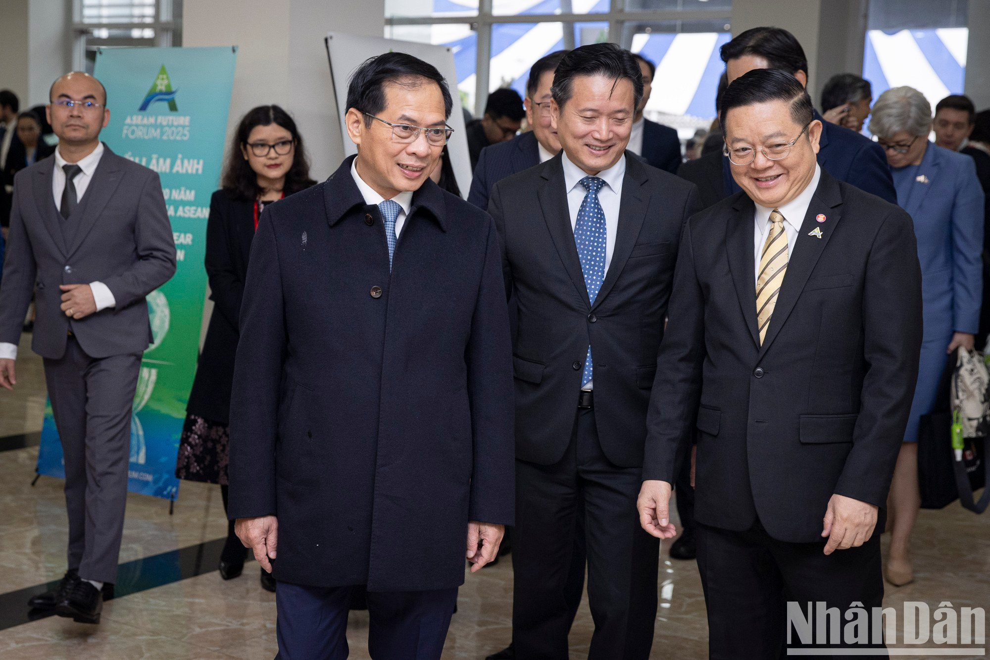 El vicepremier y ministro de Relaciones Exteriores, Bui Thanh Son, y los delegados.