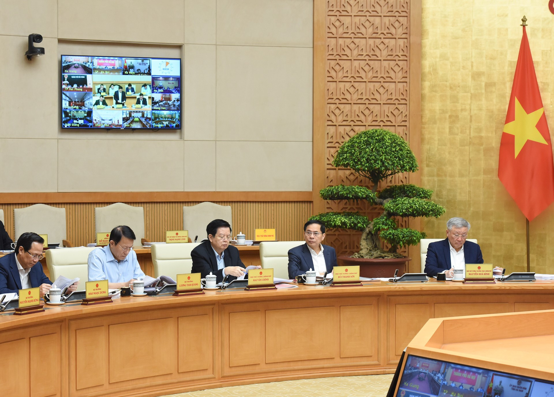 Los viceprimeros ministros y dirigentes de los ministerios y sectores en la cita. Los viceprimeros ministros y dirigentes de los ministerios y sectores en la cita.