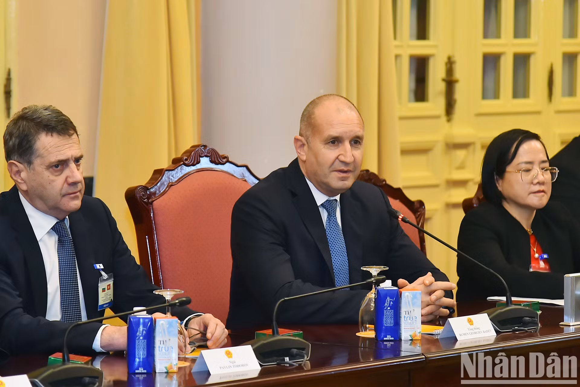 El presidente búlgaro, Rumen Radev, toma la palabra en la cita.