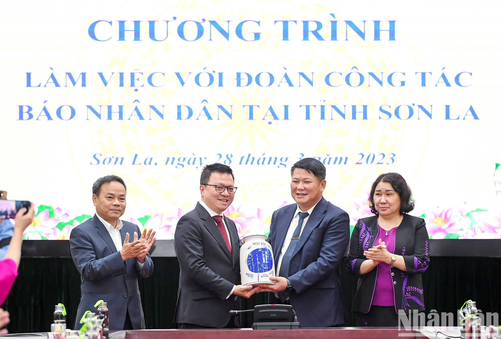 Directivos de Nhan Dan entregan obsequio a dirigentes de Son La. Directivos de Nhan Dan entregan obsequio a dirigentes de Son La.