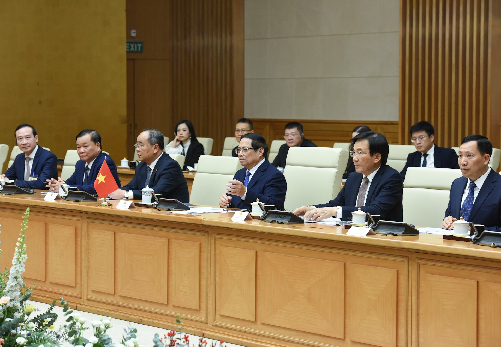 El primer ministro Pham Minh Chinh y miembros del Gobierno vietnamita se entrevistan con el rey Felipe de Bélgica.